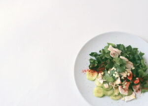 Lire la suite à propos de l’article Salade d’épinards aux concombres et aux champignons