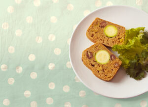 Lire la suite à propos de l’article Cake aux courgettes et aux olives
