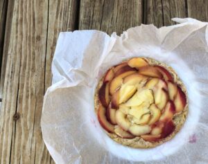 Lire la suite à propos de l’article Tarte aux prunes et à la vapeur, avec un petit parfum de vacances